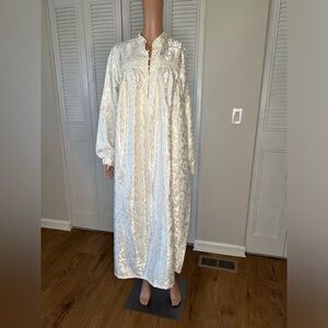 Women’s new cream house gown robe‎ size medium